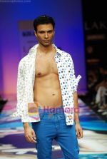 Model walks the ramp for Narendra Kumar Show at Lakme Winter fashion week day 4 on 20th Sept 2010 (48).JPG